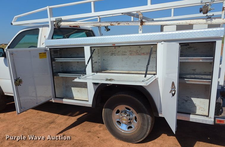 image for item MX9337 2005 Chevrolet Silverado 2500HD  utility bed pickup truck