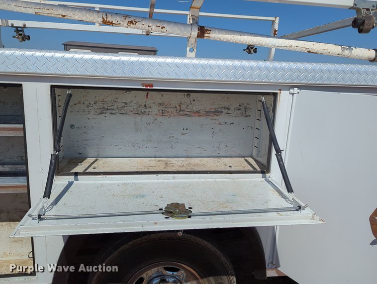 image for item MX9337 2005 Chevrolet Silverado 2500HD  utility bed pickup truck