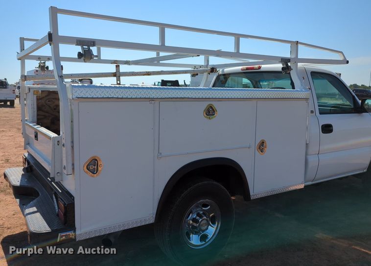 image for item MX9337 2005 Chevrolet Silverado 2500HD  utility bed pickup truck