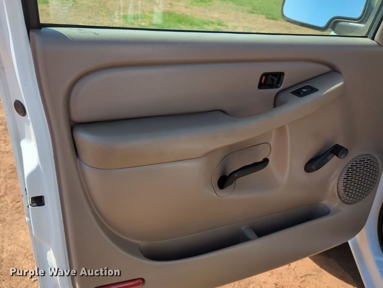 image for item MX9337 2005 Chevrolet Silverado 2500HD  utility bed pickup truck