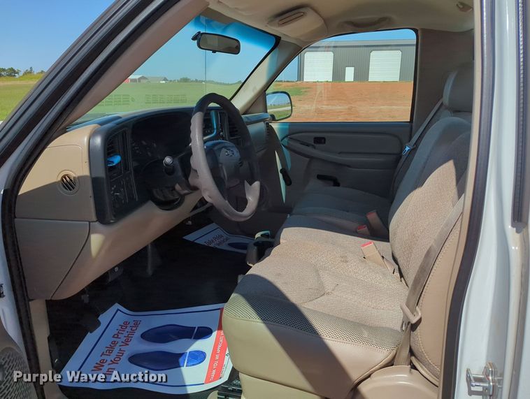 image for item MX9337 2005 Chevrolet Silverado 2500HD  utility bed pickup truck