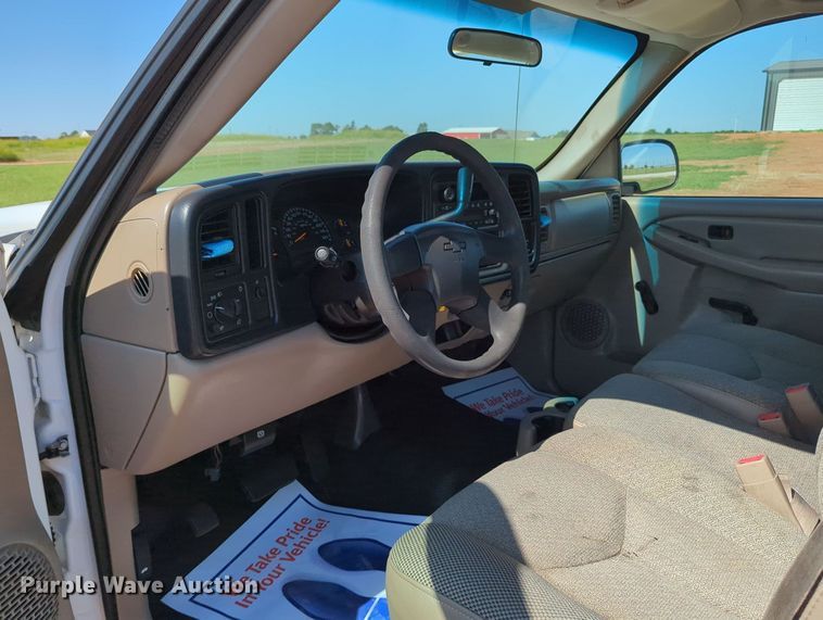 image for item MX9337 2005 Chevrolet Silverado 2500HD  utility bed pickup truck