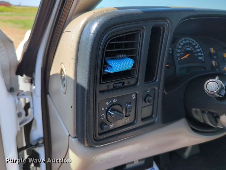 image for item MX9337 2005 Chevrolet Silverado 2500HD  utility bed pickup truck