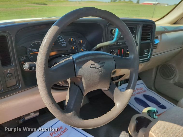 image for item MX9337 2005 Chevrolet Silverado 2500HD  utility bed pickup truck