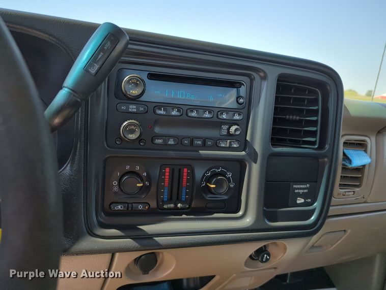 image for item MX9337 2005 Chevrolet Silverado 2500HD  utility bed pickup truck