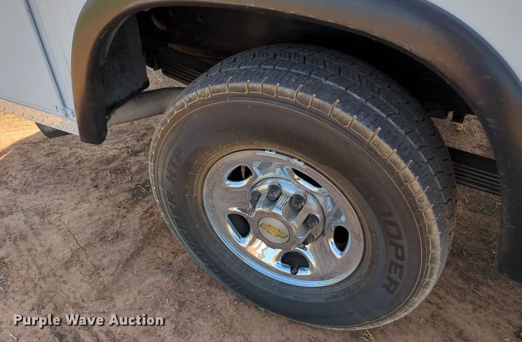 image for item MX9337 2005 Chevrolet Silverado 2500HD  utility bed pickup truck