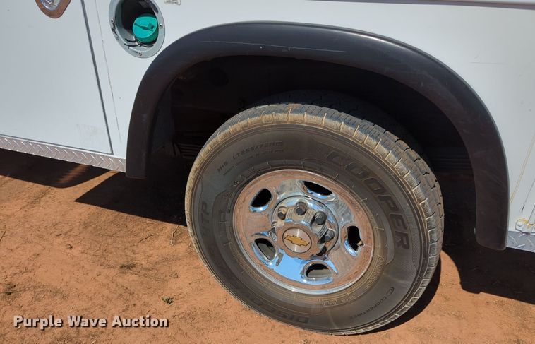 image for item MX9337 2005 Chevrolet Silverado 2500HD  utility bed pickup truck