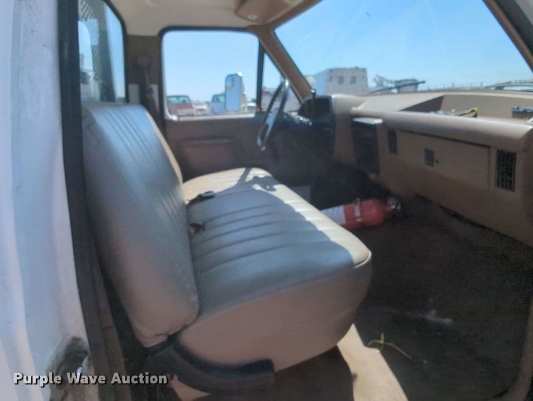 image for item MX9340 1990 Ford F350  flatbed pickup truck