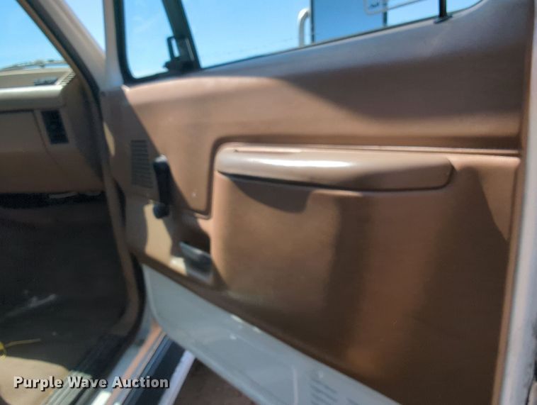 image for item MX9340 1990 Ford F350  flatbed pickup truck