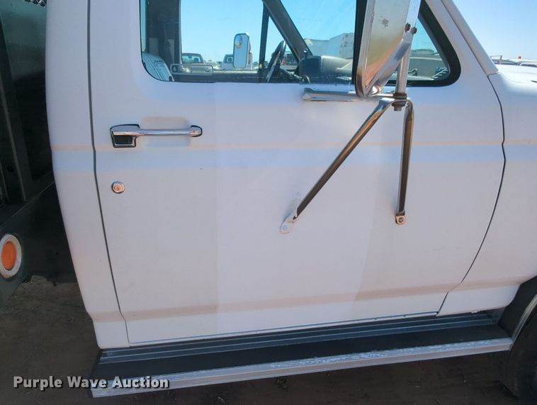 image for item MX9340 1990 Ford F350  flatbed pickup truck