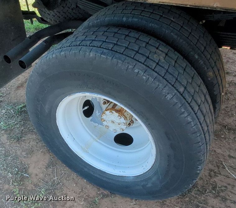 image for item MX9340 1990 Ford F350  flatbed pickup truck