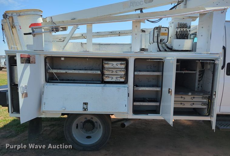 image for item MX9341 2005 Chevrolet C4500  bucket truck