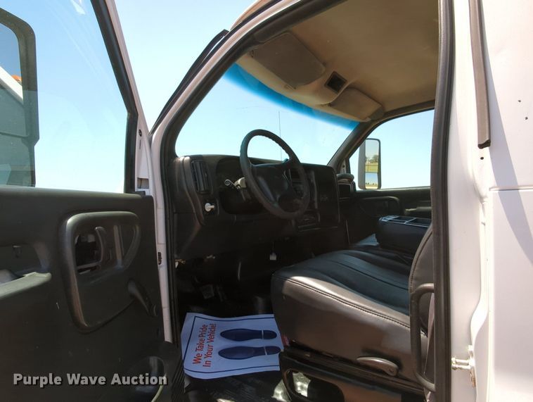 image for item MX9346 2008 Chevrolet C4500  Crew Cab flatbed truck