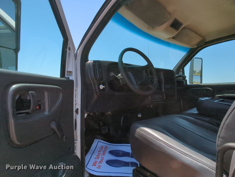 image for item MX9346 2008 Chevrolet C4500  Crew Cab flatbed truck