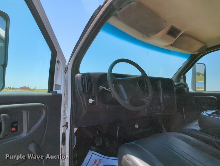 image for item MX9346 2008 Chevrolet C4500  Crew Cab flatbed truck