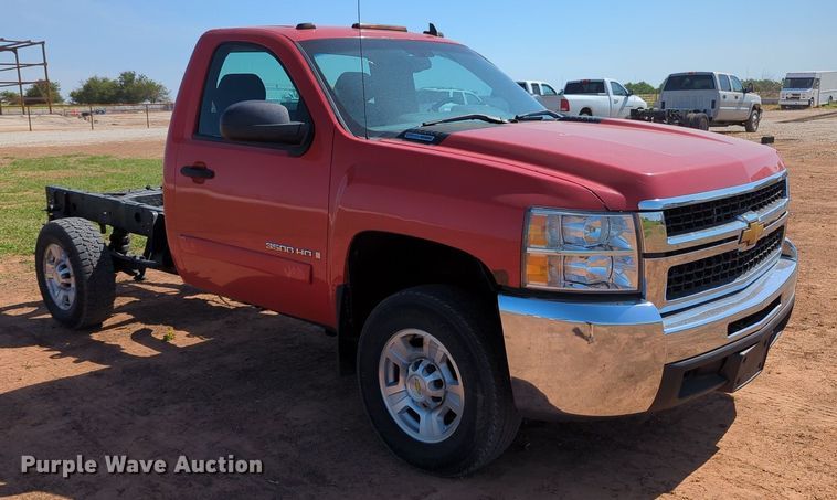 image for item MX9348 2008 Chevrolet Silverado 3500HD  pickup truck cab and chassis