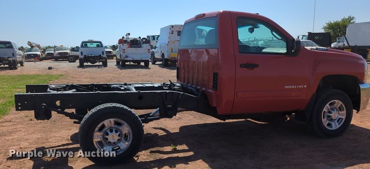 image for item MX9348 2008 Chevrolet Silverado 3500HD  pickup truck cab and chassis