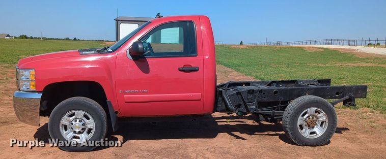 image for item MX9348 2008 Chevrolet Silverado 3500HD  pickup truck cab and chassis