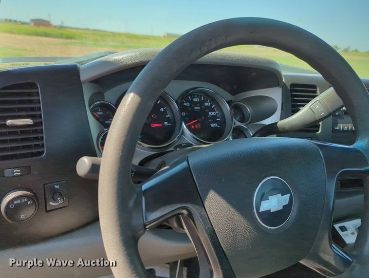 image for item MX9348 2008 Chevrolet Silverado 3500HD  pickup truck cab and chassis