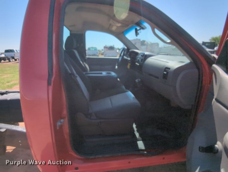 image for item MX9348 2008 Chevrolet Silverado 3500HD  pickup truck cab and chassis