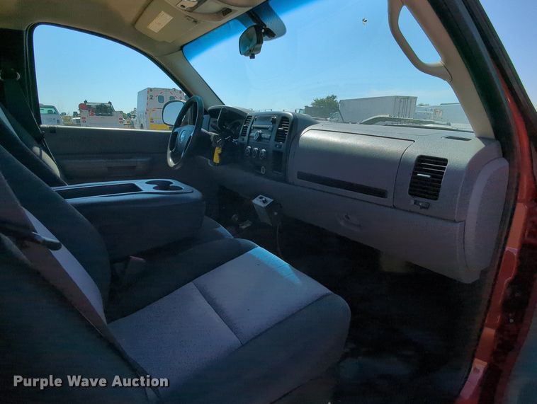 image for item MX9348 2008 Chevrolet Silverado 3500HD  pickup truck cab and chassis