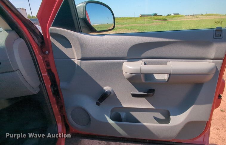 image for item MX9348 2008 Chevrolet Silverado 3500HD  pickup truck cab and chassis