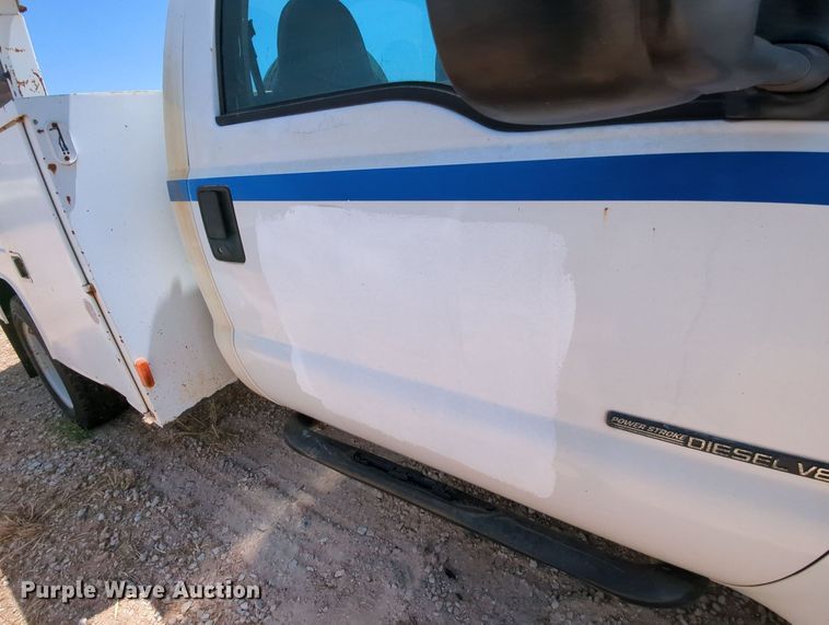 image for item MX9350 2001 Ford F550  utility bed pickup truck