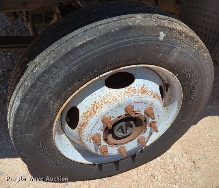 image for item MX9350 2001 Ford F550  utility bed pickup truck