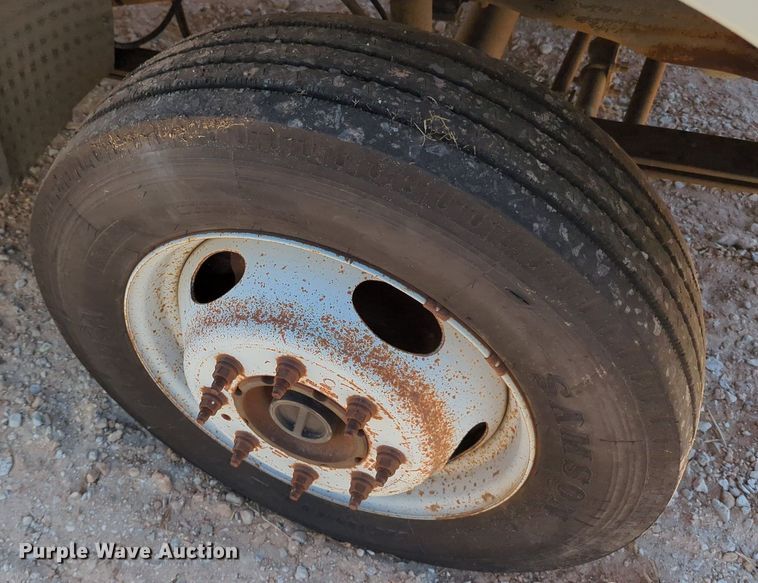 image for item MX9350 2001 Ford F550  utility bed pickup truck