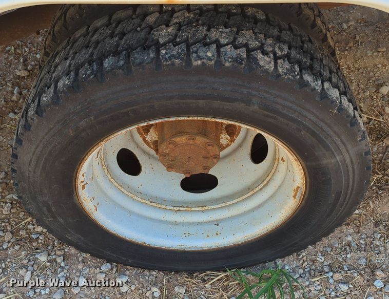 image for item MX9350 2001 Ford F550  utility bed pickup truck