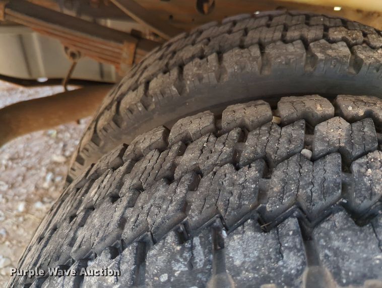 image for item MX9350 2001 Ford F550  utility bed pickup truck