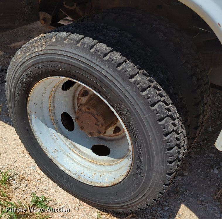 image for item MX9350 2001 Ford F550  utility bed pickup truck