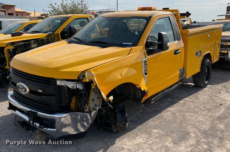 image for item MY9502 2018 Ford F350 Super Duty  utility bed pickup truck