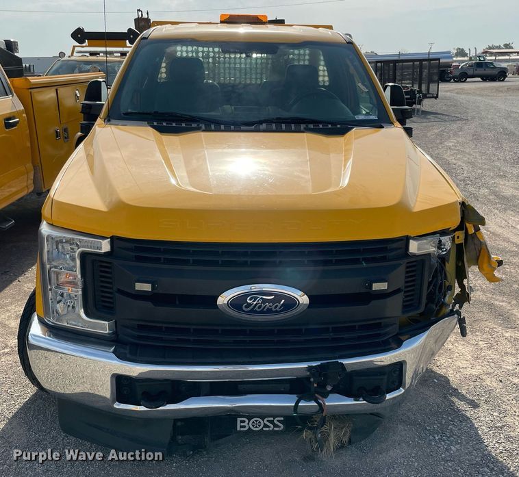 image for item MY9502 2018 Ford F350 Super Duty  utility bed pickup truck