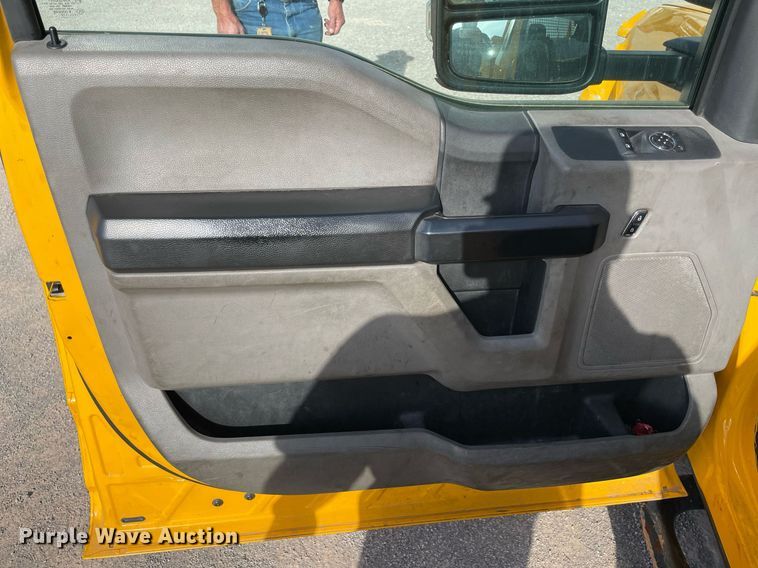 image for item MY9502 2018 Ford F350 Super Duty  utility bed pickup truck