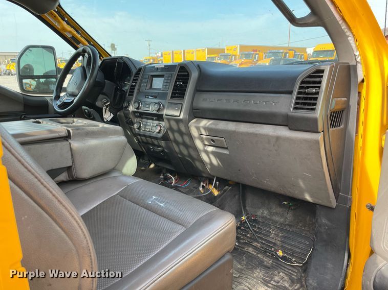 image for item MY9502 2018 Ford F350 Super Duty  utility bed pickup truck