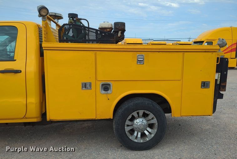 image for item MY9506 2016  Chevrolet Silverado 3500HD  utility bed pickup truck