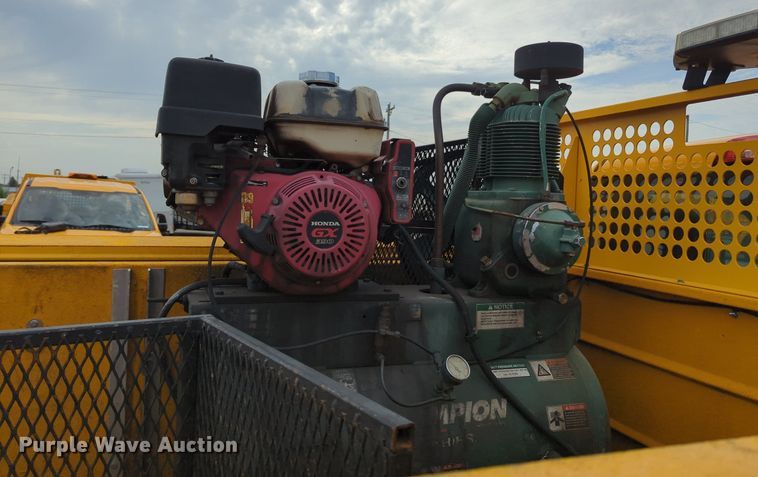 image for item MY9506 2016  Chevrolet Silverado 3500HD  utility bed pickup truck