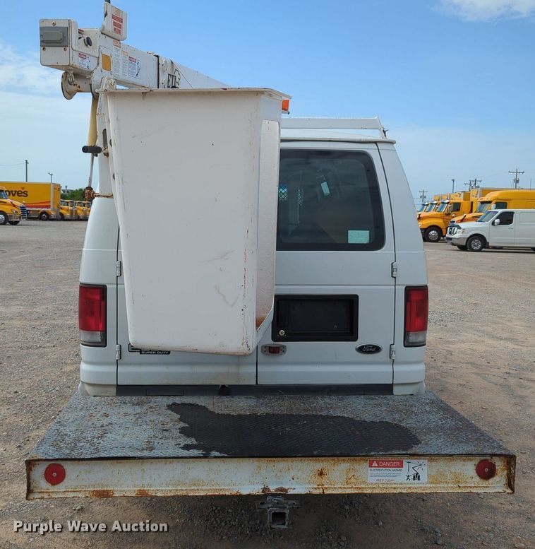 image for item MY9508 2000  Ford E350 Super Duty  van with bucket lift