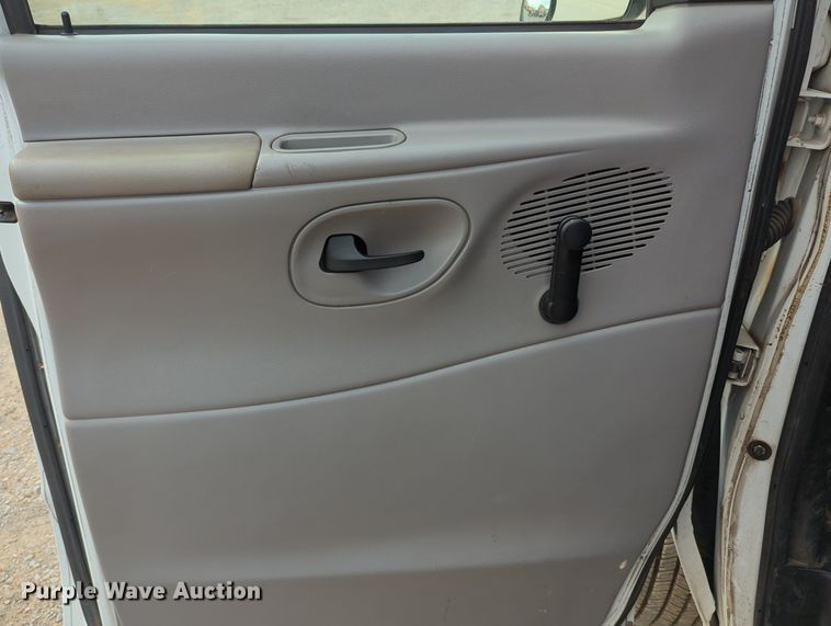 image for item MY9508 2000  Ford E350 Super Duty  van with bucket lift