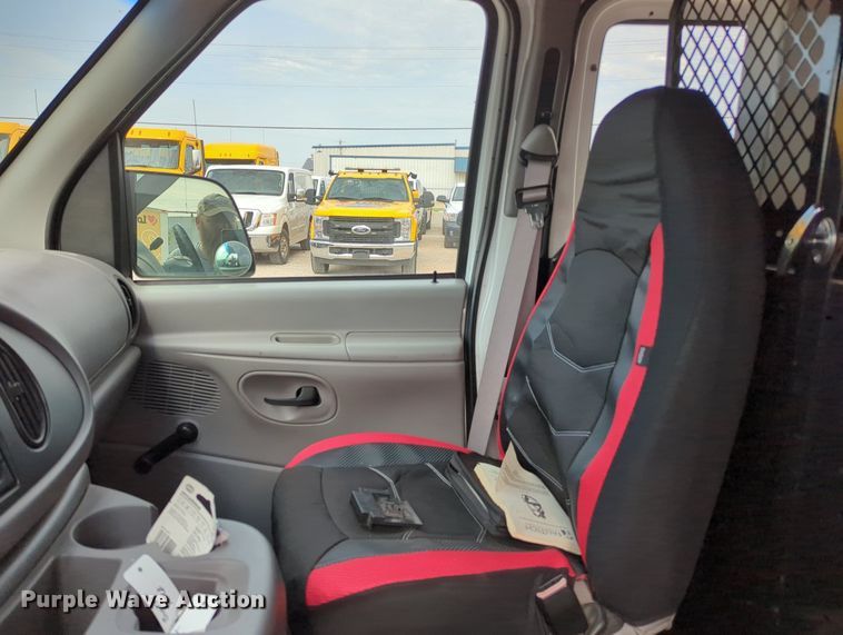 image for item MY9508 2000  Ford E350 Super Duty  van with bucket lift