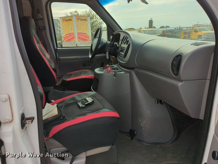 image for item MY9508 2000  Ford E350 Super Duty  van with bucket lift