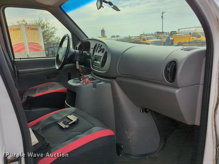 image for item MY9508 2000  Ford E350 Super Duty  van with bucket lift