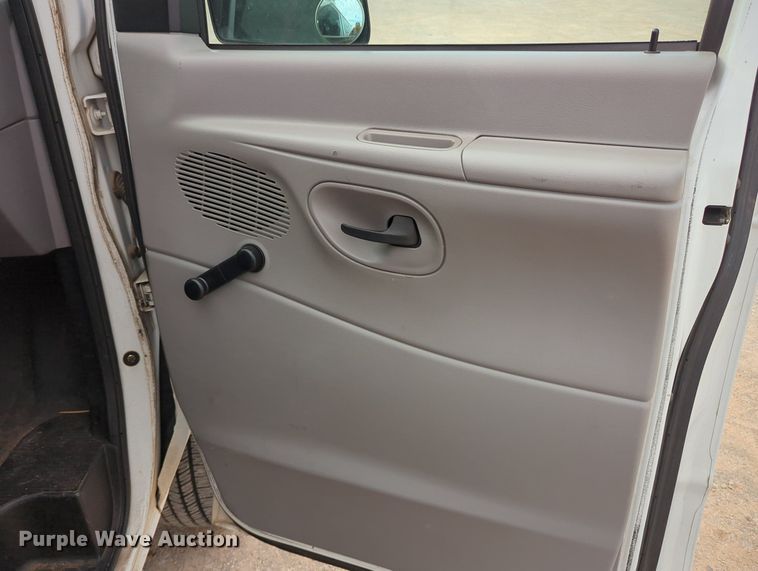 image for item MY9508 2000  Ford E350 Super Duty  van with bucket lift