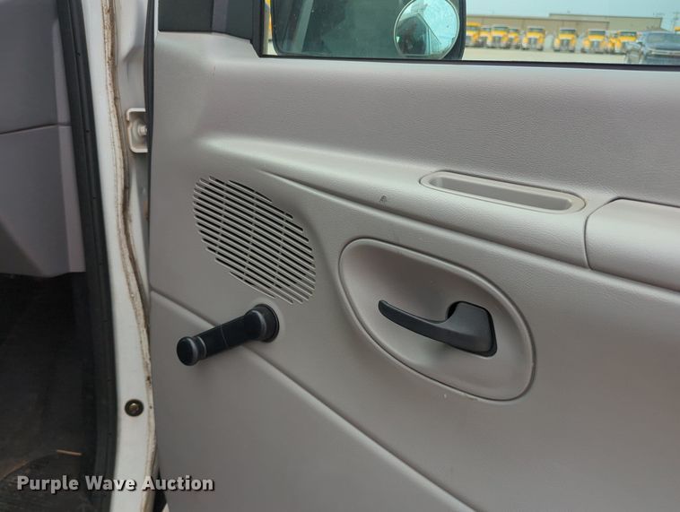 image for item MY9508 2000  Ford E350 Super Duty  van with bucket lift