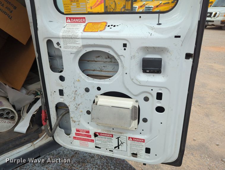 image for item MY9508 2000  Ford E350 Super Duty  van with bucket lift