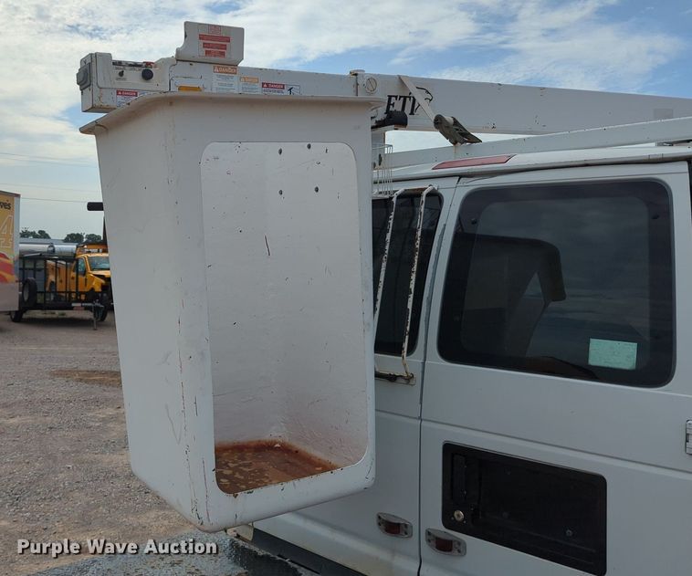 image for item MY9508 2000  Ford E350 Super Duty  van with bucket lift