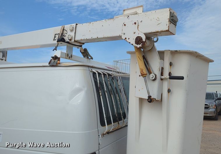 image for item MY9508 2000  Ford E350 Super Duty  van with bucket lift