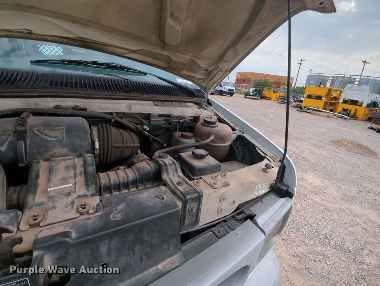 image for item MY9508 2000  Ford E350 Super Duty  van with bucket lift