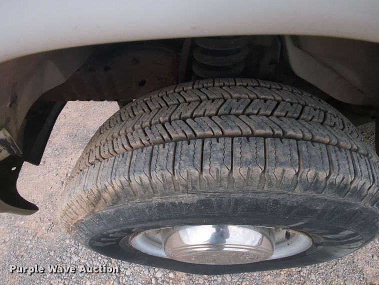 image for item MY9508 2000  Ford E350 Super Duty  van with bucket lift